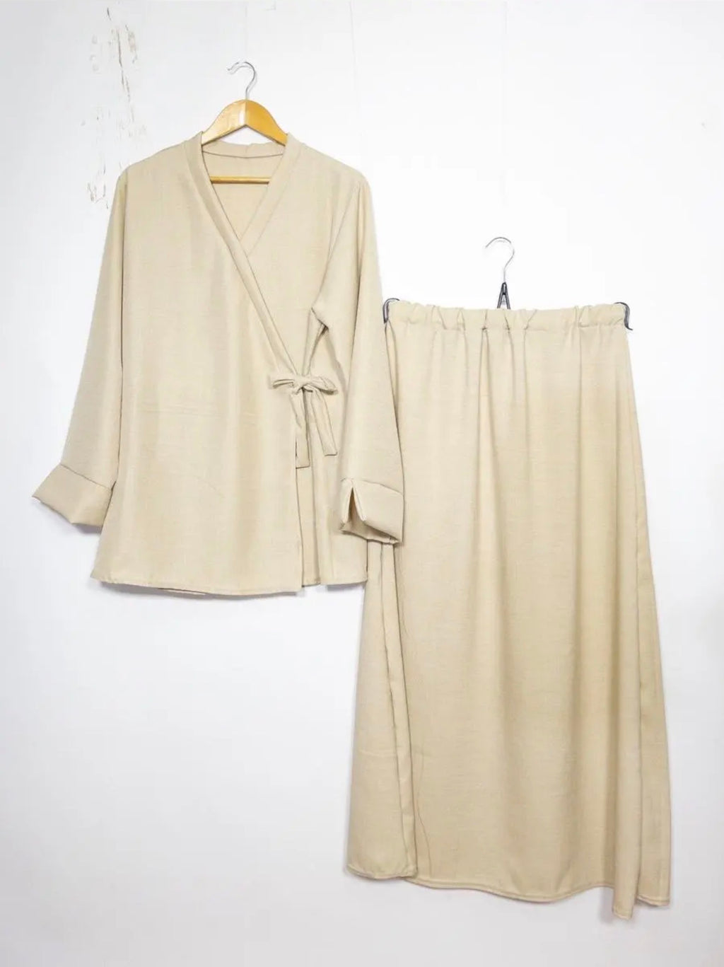 Oberteil überkreuzt mit Knoten an den Seiten - Abaya Set