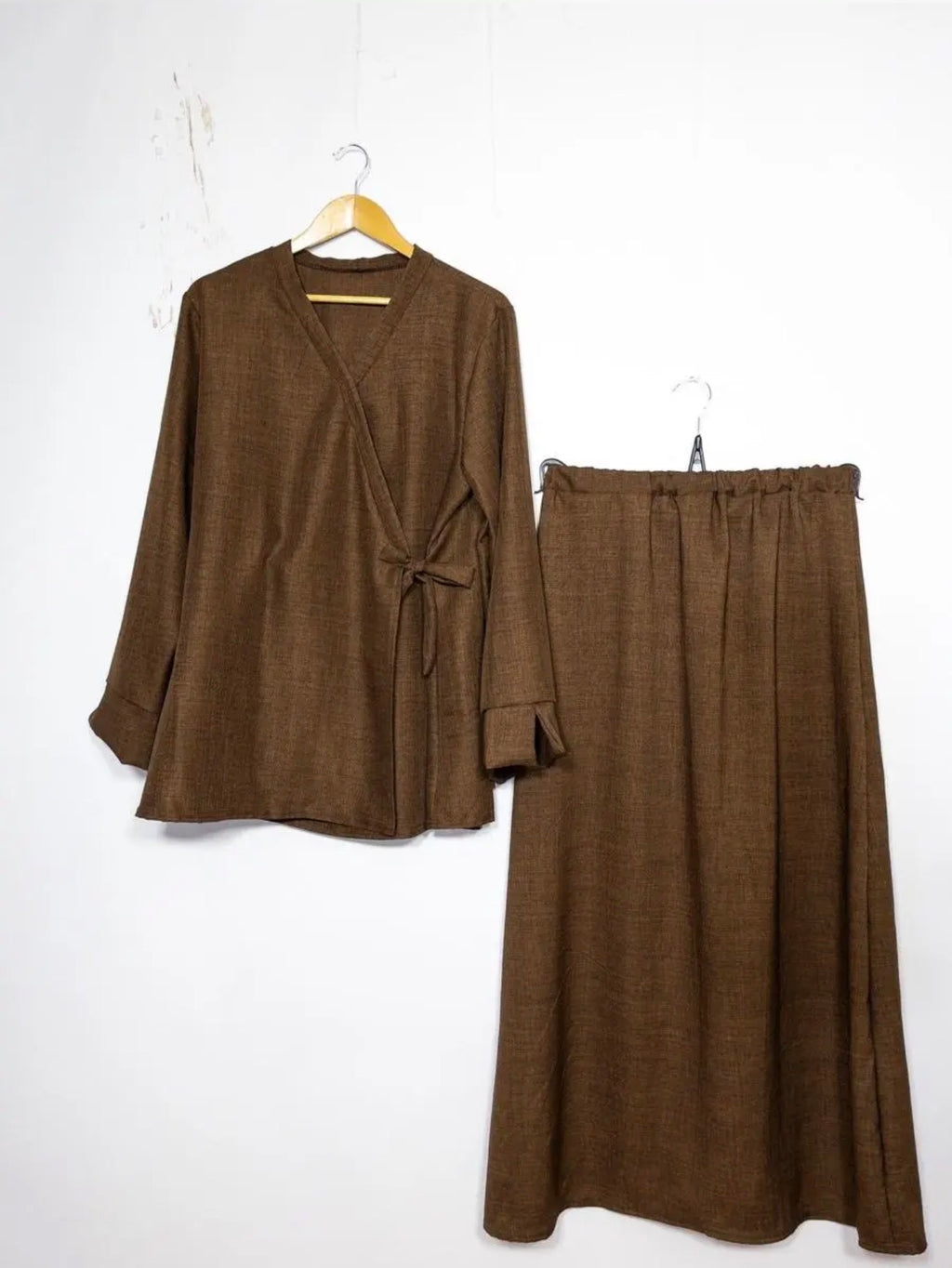 Oberteil überkreuzt mit Knoten an den Seiten - Abaya Set