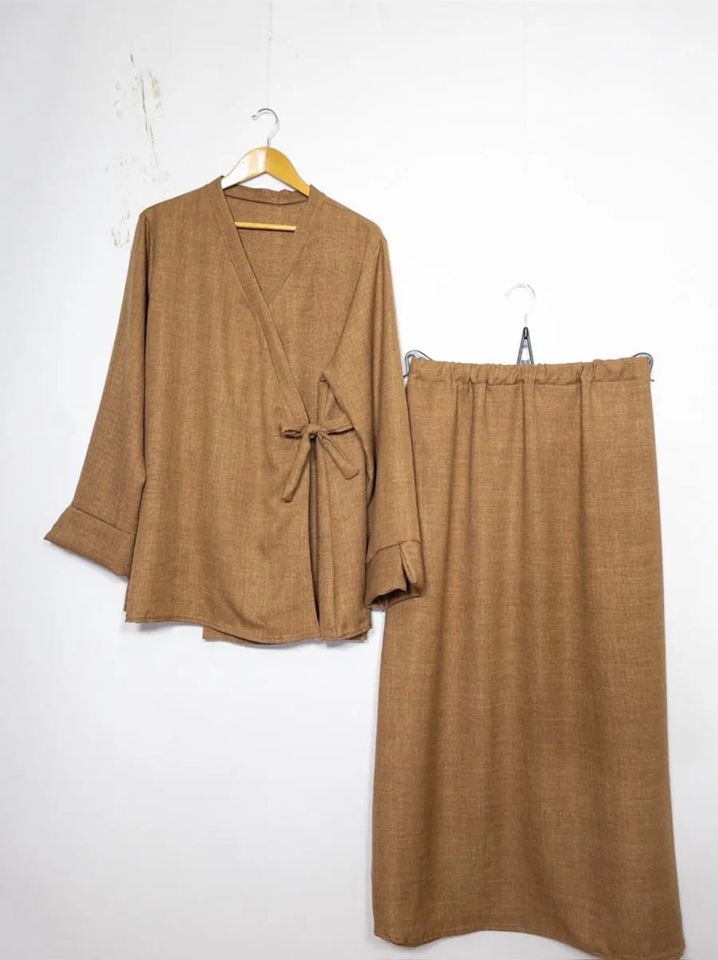 Oberteil überkreuzt mit Knoten an den Seiten - Abaya Set