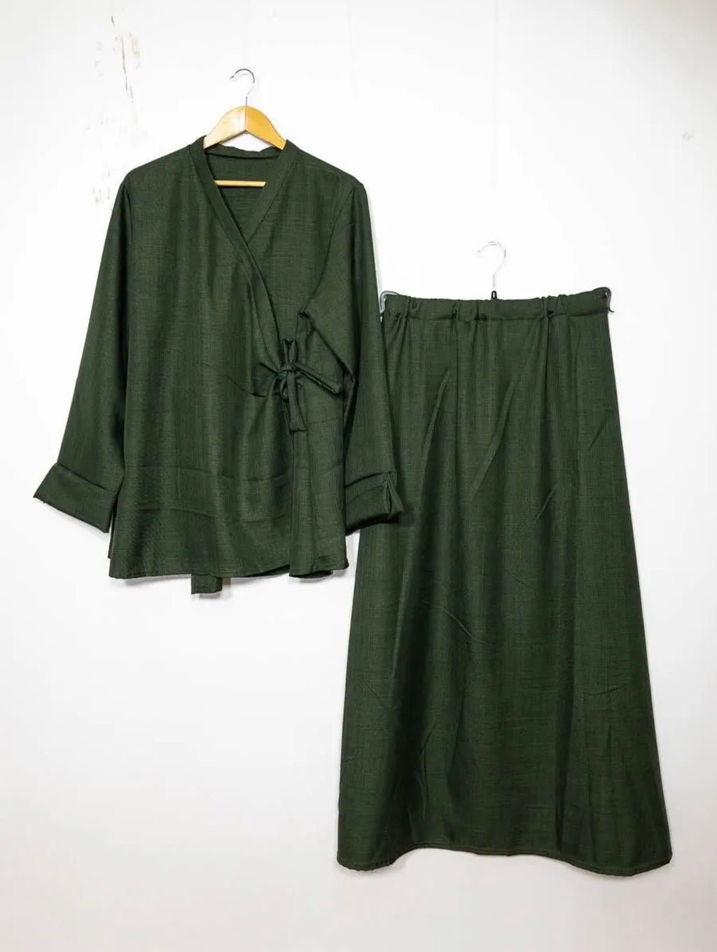 Oberteil überkreuzt mit Knoten an den Seiten - Abaya Set